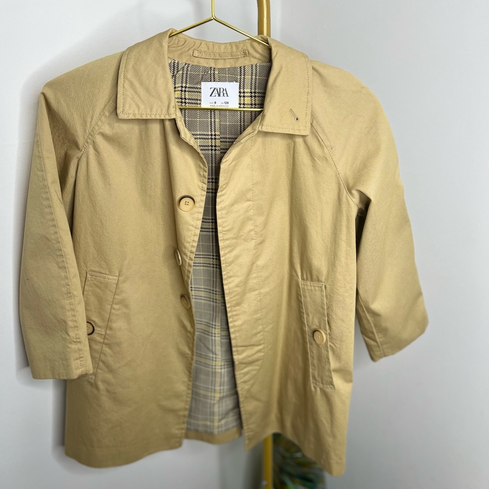 Tan Unisex Trench/ Size 8 / worn twice in great condition.